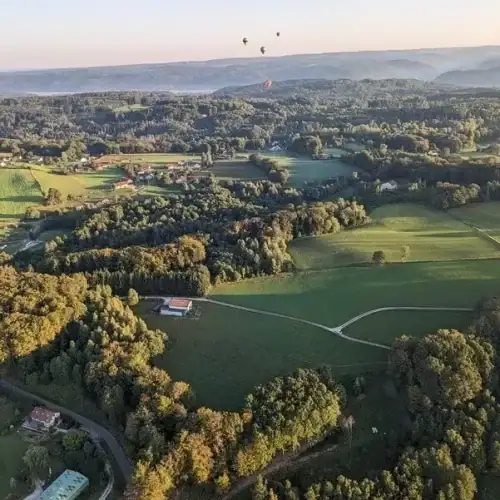 Quatre montgolfières qui volent au dessus des Vosges